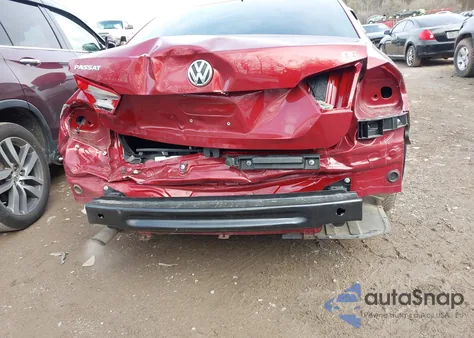 2015 Volkswagen Passat 1.8T Wolfsburg Edition z USA, uszkodzony, nr VIN 1VWAT7A36FC047132